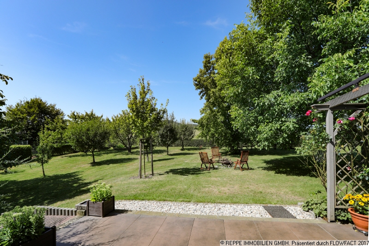 Blick in den Garten von der Terrasse